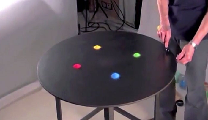 Αυτός ο άντρας έριξε χρωματισμένη άμμο πάνω στο τραπέζι. Αυτό που θα κάνει στην συνέχεια είναι μαγευτικό! (Video)