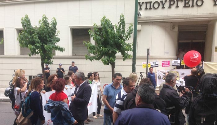 Πεντοζάλης και... μαντινάδες για τον Πολάκη έξω από το υπουργείο Υγείας!