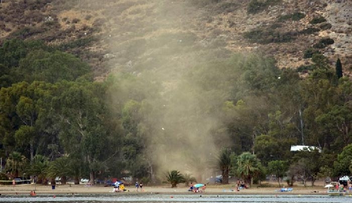 Φωτογραφίες: Ανεμοστρόβιλος «χτύπησε» παραλία στο Ναύπλιο