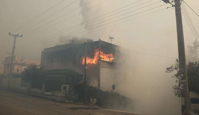 Εκτός ελέγχου η φωτιά στην Αττική – Καίγονται σπίτια στο Λαγονήσι – Μάχη με τις φλόγες σε Λουτράκι