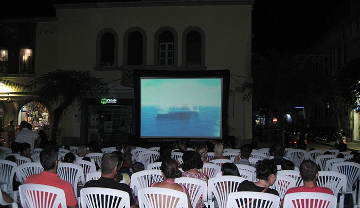 Θερινός κινηματογράφος στην πλατεία Κονίτσης με "Πανικό στο Δάσος"!!! (βίντεο-φωτό)