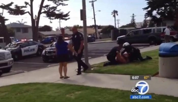 ΣΚΛΗΡΕΣ ΕΙΚΟΝΕΣ! Αστυνομικός γρονθοκοπεί γυναίκα οδηγό - Δεν φορούσε ζώνη (Βίντεο)