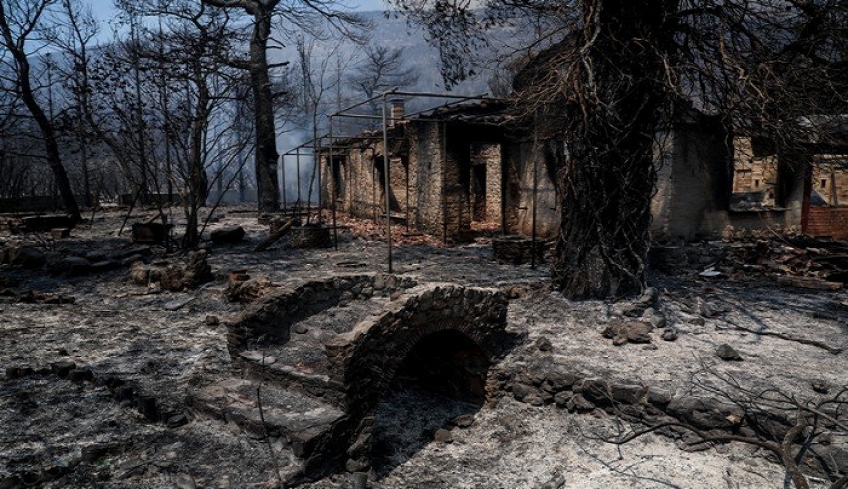 Φωτιά στα Βίλια: Το μέτωπο κοντά στους οικισμούς Παλαιοχώρι και Θέα - Συνεχείς ρίψεις νερού