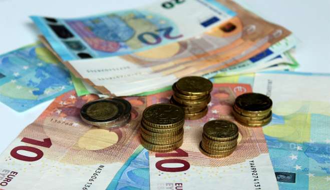 Μισθοί: Πόσο θα αυξηθούν σε δημόσιο και ιδιωτικό τομέα το 2025 [πίνακας]