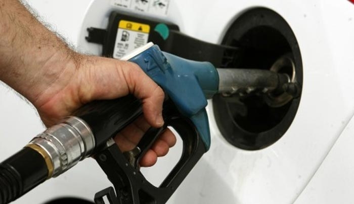 Η αλήθεια: Γιατί δεν πέφτει η τιμή της βενζίνης