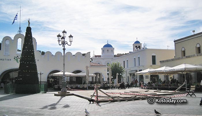 Στήνεται το παγοδρόμιο και το χριστουγεννιάτικο δέντρο στην πλατεία Ελευθερίας: ΔΕΙΤΕ LIVE