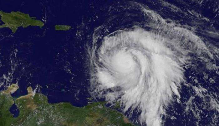 Κυκλώνας Μαρία: Χτυπάει τη Δομίνικα με ανέμους 360 χιλιομέτρων την ώρα