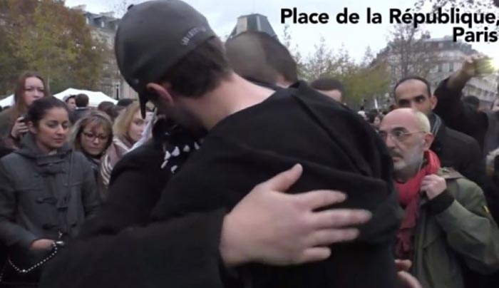 “Είμαι μουσουλμάνος. Με εμπιστεύεστε; Αγκαλιάστε με” - ΣΥΓΚΛΟΝΙΣΤΙΚΟ ΒΙΝΤΕΟ