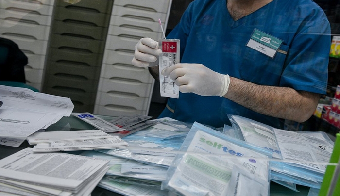 Πέντε δωρεάν self-tests για μαθητές και εμβολιασμένους εκπαιδευτικούς στα φαρμακεία