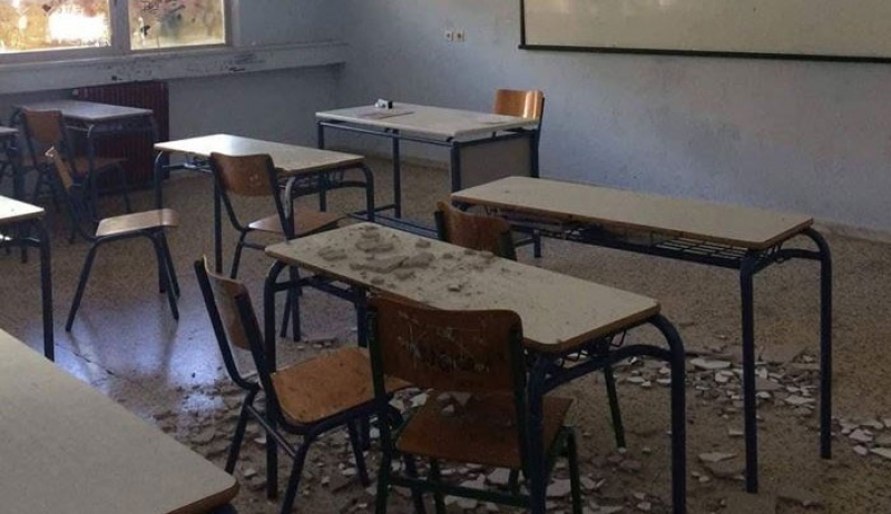 Παραλίγο τραγωδία στα Ιωάννινα: Τμήμα από οροφή σχολείου κατέληξε στα θρανία των μαθητών(φωτο)