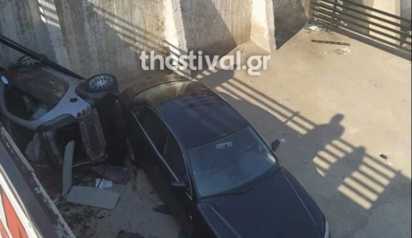 Καταδίωξη στη Θεσσαλονίκη: Αυτοκίνητο με Ρομά "προσγειώθηκε"σε πάρκινγκ - Είχαν κλέψει κρέμες προσώπου από σούπερ μάρκετ