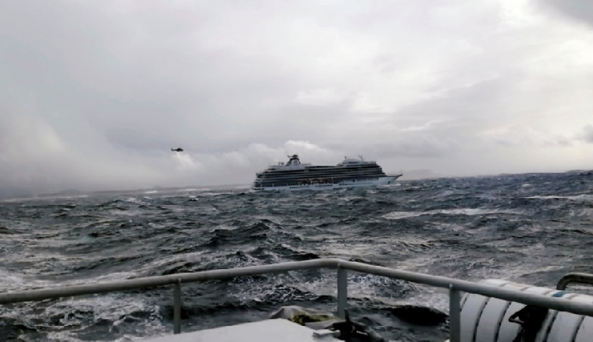 Θρίλερ στη θάλασσα: Ολονύχτια προσπάθεια για την εκκένωση κρουαζιερόπλοιου στη Νορβηγία [βίντεο]