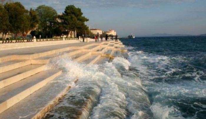 Μοιάζει με ένα συνηθισμένο πεζόδρομο. Ακούστε όμως τι γίνεται όταν το κύμα τον χτυπήσει… (Βίντεο)