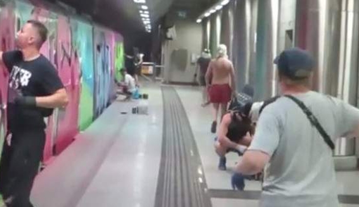 Γερμανοί βάφουν με σπρέι βαγόνι του μετρό στην Αθήνα [βίντεο]