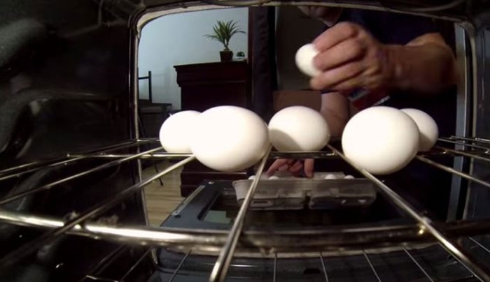 Τοποθετεί αλουμινόχαρτο στο φούρνο και βάζει τα αυγά από πάνω. Το αποτέλεσμα;
