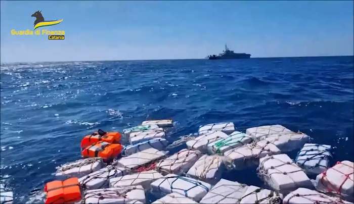 Ιταλία: Γέμισε κοκαΐνη η θάλασσα της Σικελίας – Βίντεο με το απίστευτο θέαμα που αντίκρισαν οι Αρχές
