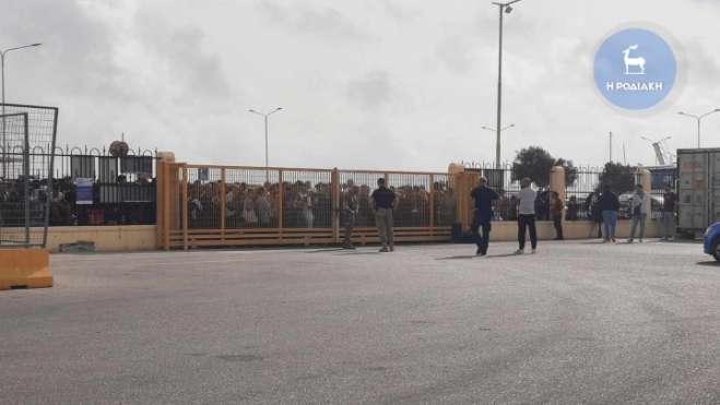 Ένταση και ταλαιπωρία και πάλι στο λιμάνι της Ρόδου - Δεκάδες μετανάστες ζητούν να επιβιβαστούν στο πλοίο της γραμμής