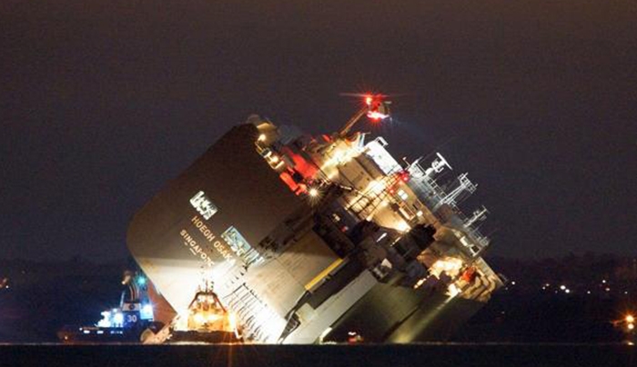 Πλοίο βυθίζεται έξω από το Σαουθάμπτον - ΒΙΝΤΕΟ