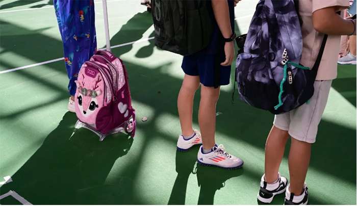 Μαθητές με τις σχολικές τους τσάντες έτοιμοι να εισέλθουν στην αίθουσα διδασκαλίας  ΤΑΤΙΑΝΑ ΜΠΟΛΑΡΗ/EUROKINISSI