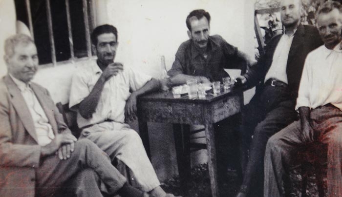 ΦΩΤΟ ΤΗΣ ΗΜΕΡΑΣ: Κώοι απολαμβάνουν τον καφέ τους σε καφενείο της εποχής