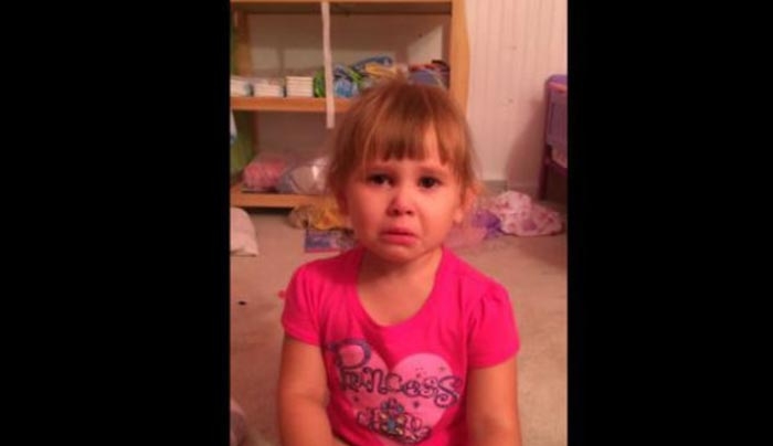 Το κοριτσάκι που προσπαθεί να εξηγήσει στον μπαμπά της γιατί έβαψε τα νύχια της κούκλας της (Βίντεο)