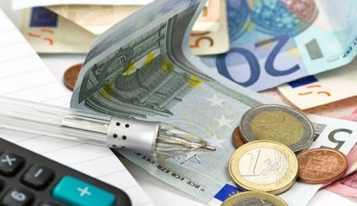 Χωρίς αποδείξεις η έκπτωση φόρου - Αφορολόγητη η δωρέα έως 5.000 ευρώ από γονείς σε παιδιά