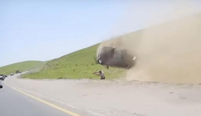 Ρωσία: Βγήκε από το δρόμο, ανετράπη και τινάχτηκε έξω από το αυτοκίνητο! (Βίντεο)