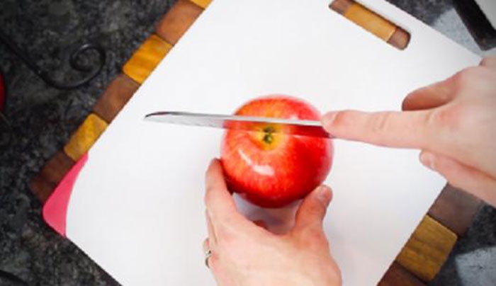 Τόσο καιρό κόβεις με λάθος τρόπο τα μήλα! (Video)