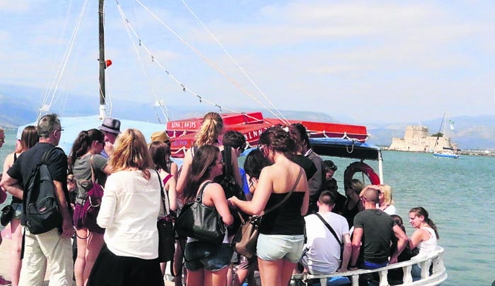 Στην κόψη του ξυραφιού ο τουρισμός