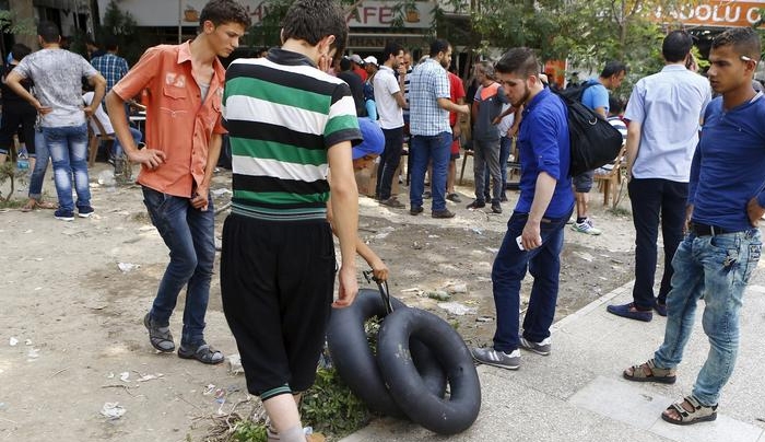 Σοκ:Τούρκοι πωλούν σωσίβια &amp; σαμπρέλες στους πρόσφυγες