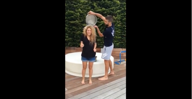 Ice bucket challenge: Η Shakira χτήπησε τον Pique με την κατσαρόλα