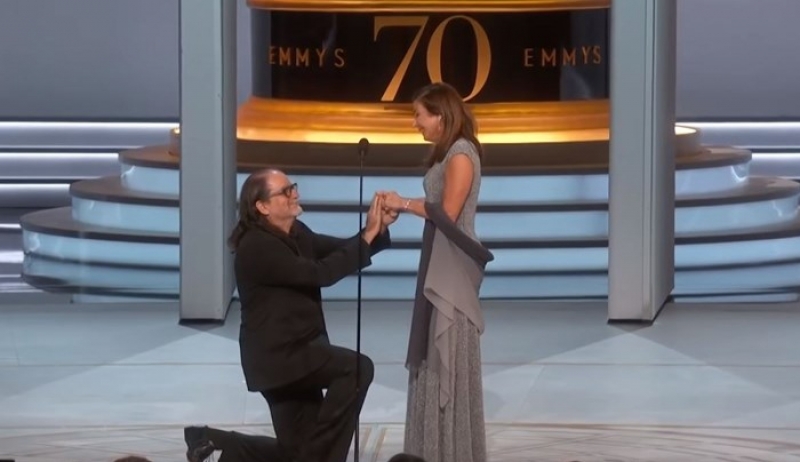 Η πρόταση γάμου στα βραβεία Emmy που έγινε viral - ΒΙΝΤΕΟ