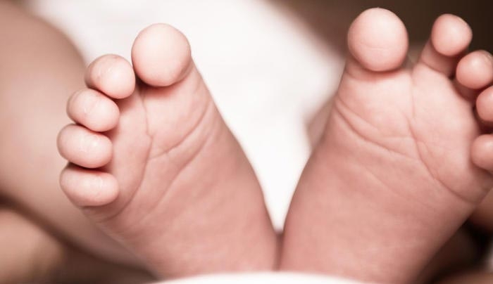 Αγγελο ονόμασαν το μωρό που βρέθηκε σε χαρτόκουτο στη Ρόδο