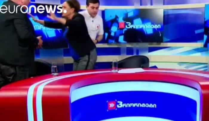 Γεωργία: Πάλι ξύλο υποψηφίων on camera [Βίντεο]