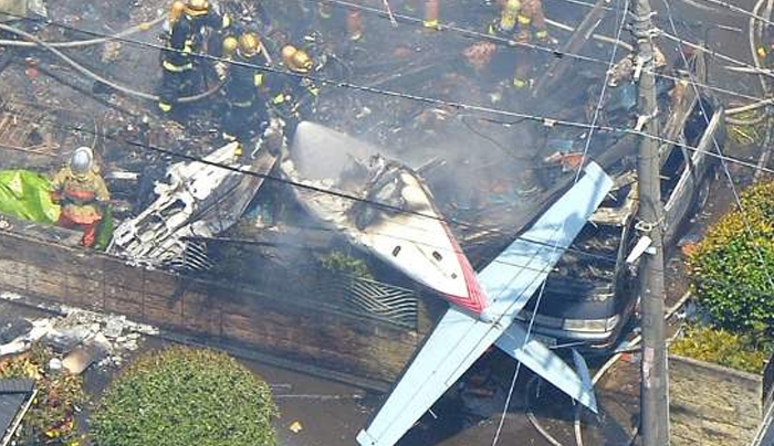 Χάος στο Τόκιο: Μικρό αεροπλάνο έπεσε πάνω σε σπίτια