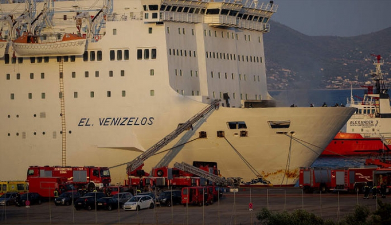 Θρίλερ στον Πειραιά: Αποβιβάστηκαν οι επιβάτες του πλοίου «Ελευθέριος Βενιζέλος» (βίντεο)