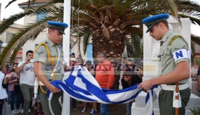 Μυτιλήνη: «Βούλιαξε» το λιμάνι από κατοίκους του νησιού στην χθεσινή υποστολή της σημαίας μετά τα επεισόδια της προηγούμενης Κυριακής