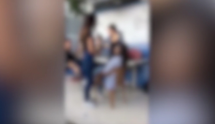 Σοκ στην Κύπρο: Άγριος ξυλοδαρμός 16χρονης από μαθήτριες μπροστά στην κάμερα [video]
