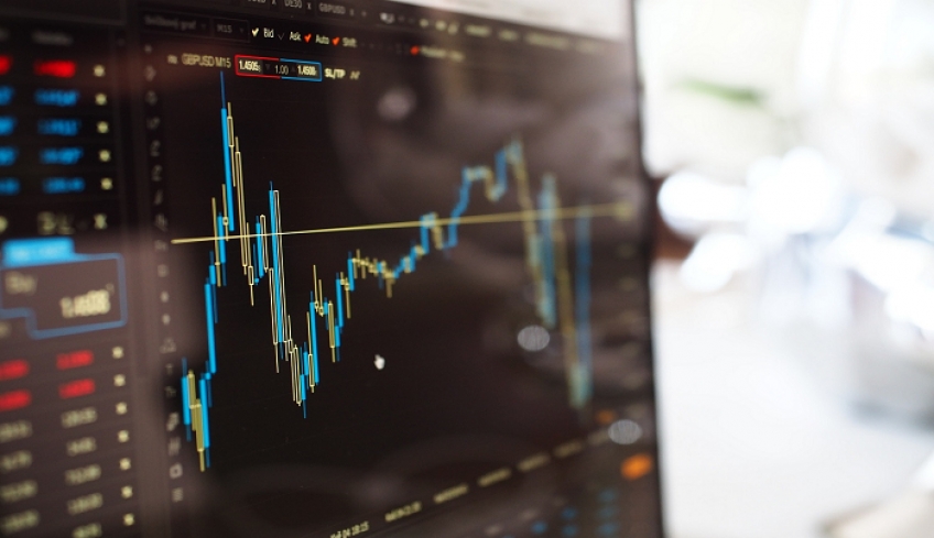 Άλμα 1.048 ο Dow Jones μετά τις ανακοινώσεις Λευκού Οίκου και Fed
