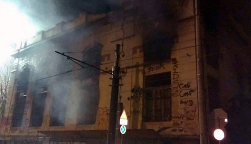 Τραγωδία στον Πειραιά: Άναψαν φωτιά για να ζεσταθούν και κάηκε 3χρονο κοριτσάκι
