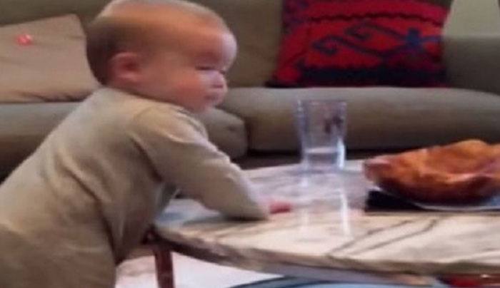 Πολύ γέλιο: Δείτε τι κάνει ένα μωρό όταν οι γονείς του επιμένουν να ακολουθήσει τους κανόνες! (βίντεο)