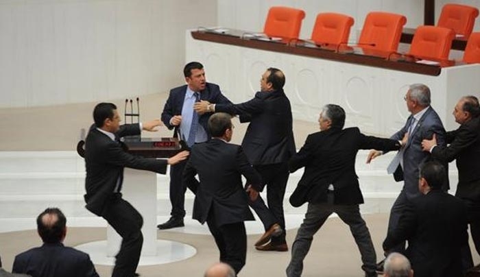 Νέα επεισόδια στην τουρκική Εθνοσυνέλευση - Βουλευτές έπαιξαν ξύλο - ΒΙΝΤΕΟ