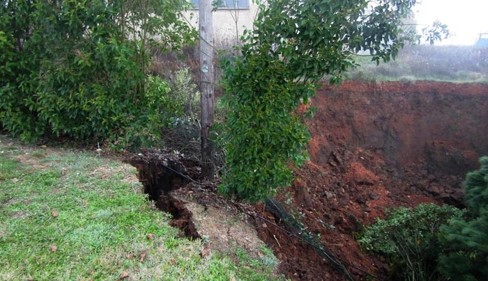 Σεισμός στα Γιάννενα: Άνοιξε η γη στο Καλπάκι! &quot;Κρατήρας&quot; 30 μέτρων... &quot;ρούφηξε&quot; πανύψηλα δέντρα!
