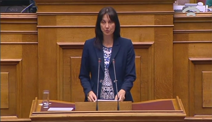 Η Έλενα Κουντουρά στην Βουλή για το Δημοψήφισμα (Βίντεο)