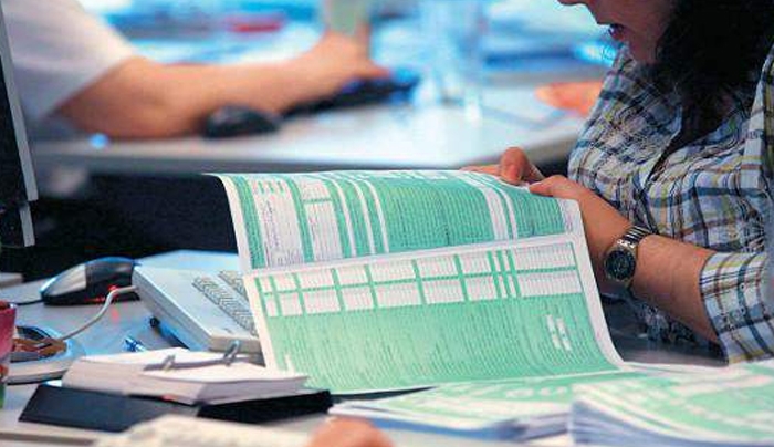 Φόρος-φωτιά για όσους μισθωτούς έχουν και μπλοκάκι