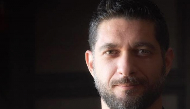 Ο σέξι κριτής του MasterChef είναι μόνος και αποκαλύπτει το γιατί [βίντεο]