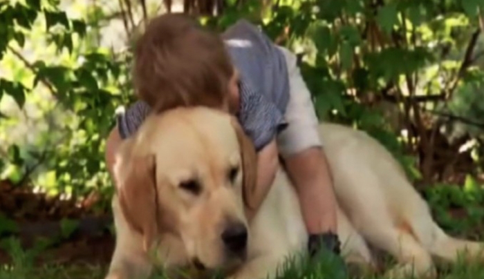 Ανέβηκε στην πλάτη του σκύλου του και τον αγκάλιασε - Αυτό που συμβαίνει στη συνέχεια θα σας συγκινήσει!