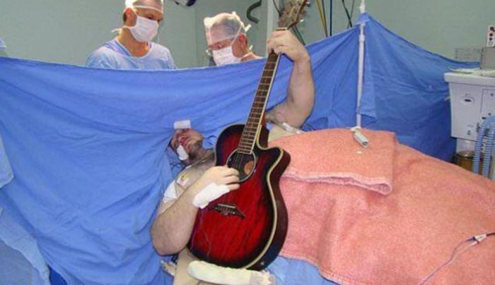 Άντρας παίζει με την κιθάρα του τραγούδι των Beatles την ώρα που του κάνουν εγχείριση εγκεφάλου! (Βίντεο)