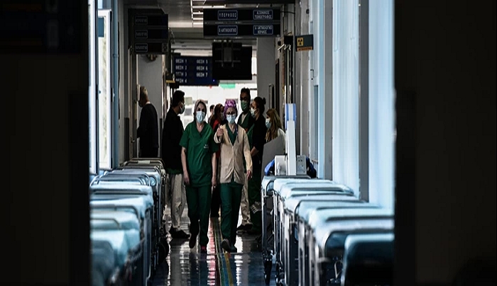 Ξεμένουν από δυνάμεις τα νοσοκομεία - Και χειρουργικές κλίνες μετατρέπονται πλέον σε ΜΕΘ Covid