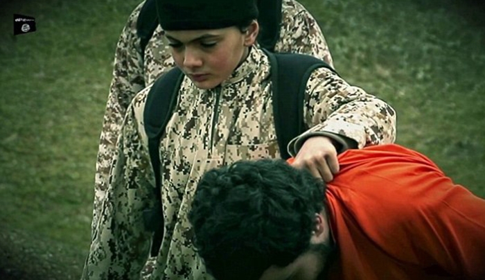 Νέο βίντεο - σοκ από τζιχαντιστές! 10χρονος εκτελεί όμηρο του Ισλαμικού Κράτους